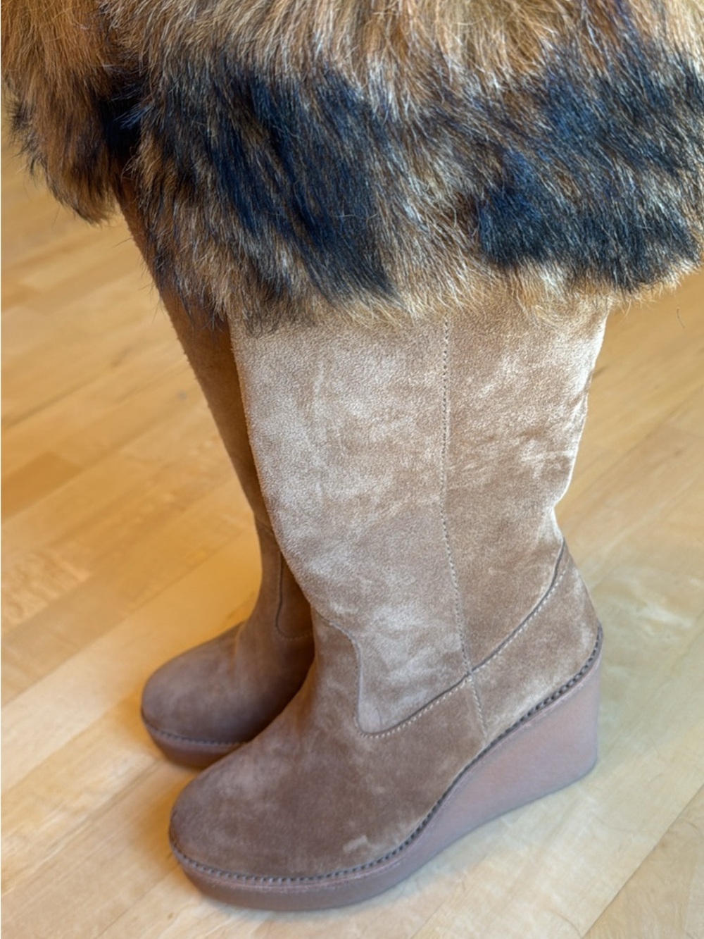 UGG Tan Suede Wedge Boots with Faux Fur Cuff 6.5 wore once in garage comfy
